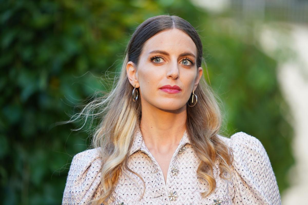 Bige Önal poartă o bluză cu mâneci lungi și are părul lung, desprins