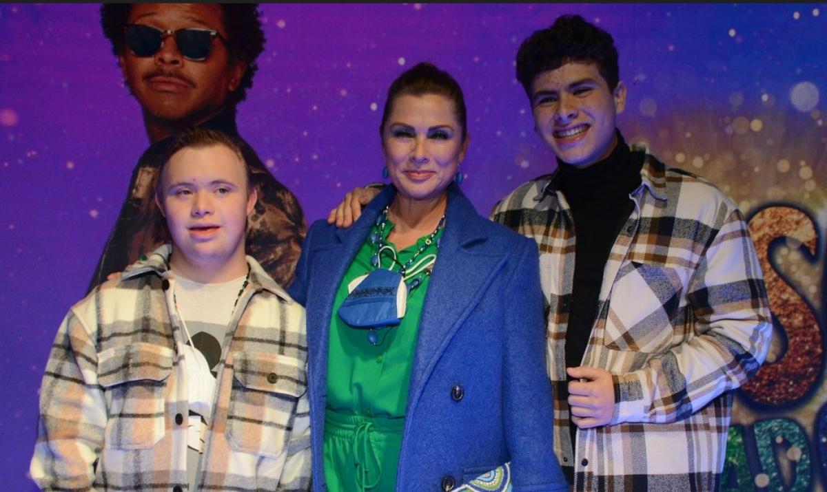 Leticia Calderon poartă o fustă verde și un palton albastru