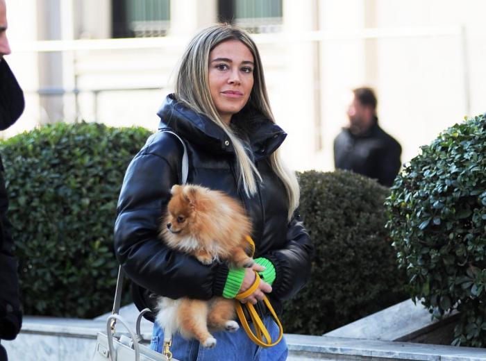 Diletta Leotta își ține câinele în brațe