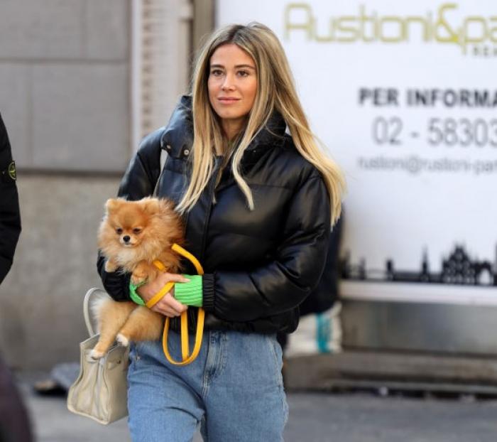 Diletta Leotta cu cățelul în brațe