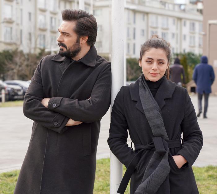 Sila Turkoglu poartă haine negre și stă lângă Halil Ibrahim Ceyhan