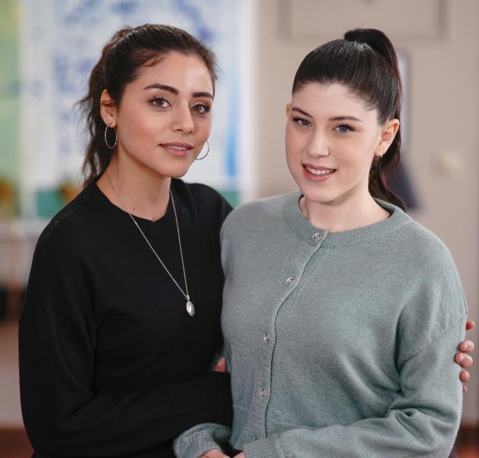 Sila Turkoglu poartă o bluză neagră cu mâneci lungi și are părul prins într-o coadă