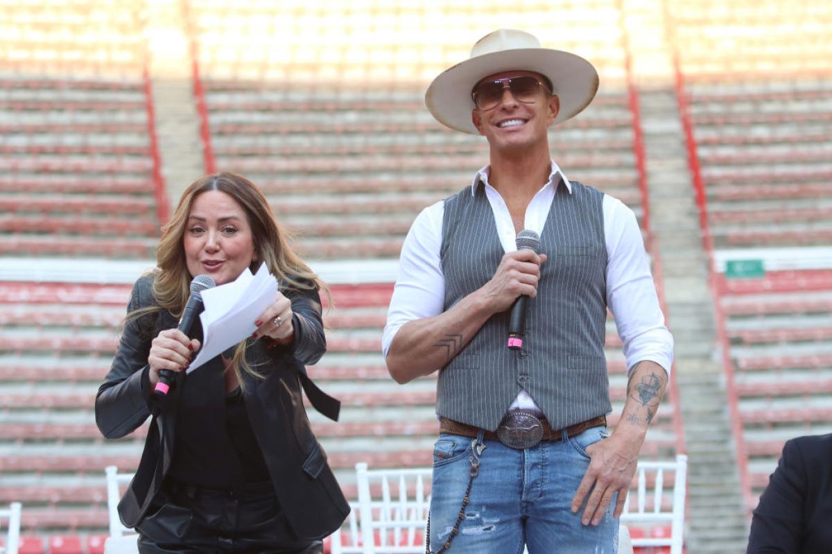 Andrea Legarreta poartă un costum negru, iar Erik Rubin poartă o cămașă albă și o pălărie