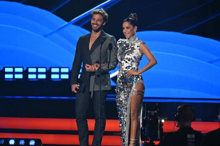 Carmen Villalobos poartă o rochie cu crăpătură pe picior