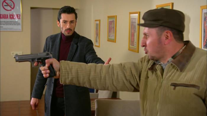 Emrah Akduman poartă un sacou negru