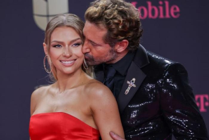 Gabriel Soto și Irina Baeva stau îmbrățișați pe covorul roșu