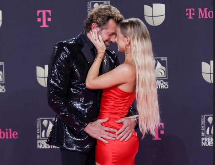 Gabriel Soto și Irina Baeva stau îmbrățișați pe covorul roșu