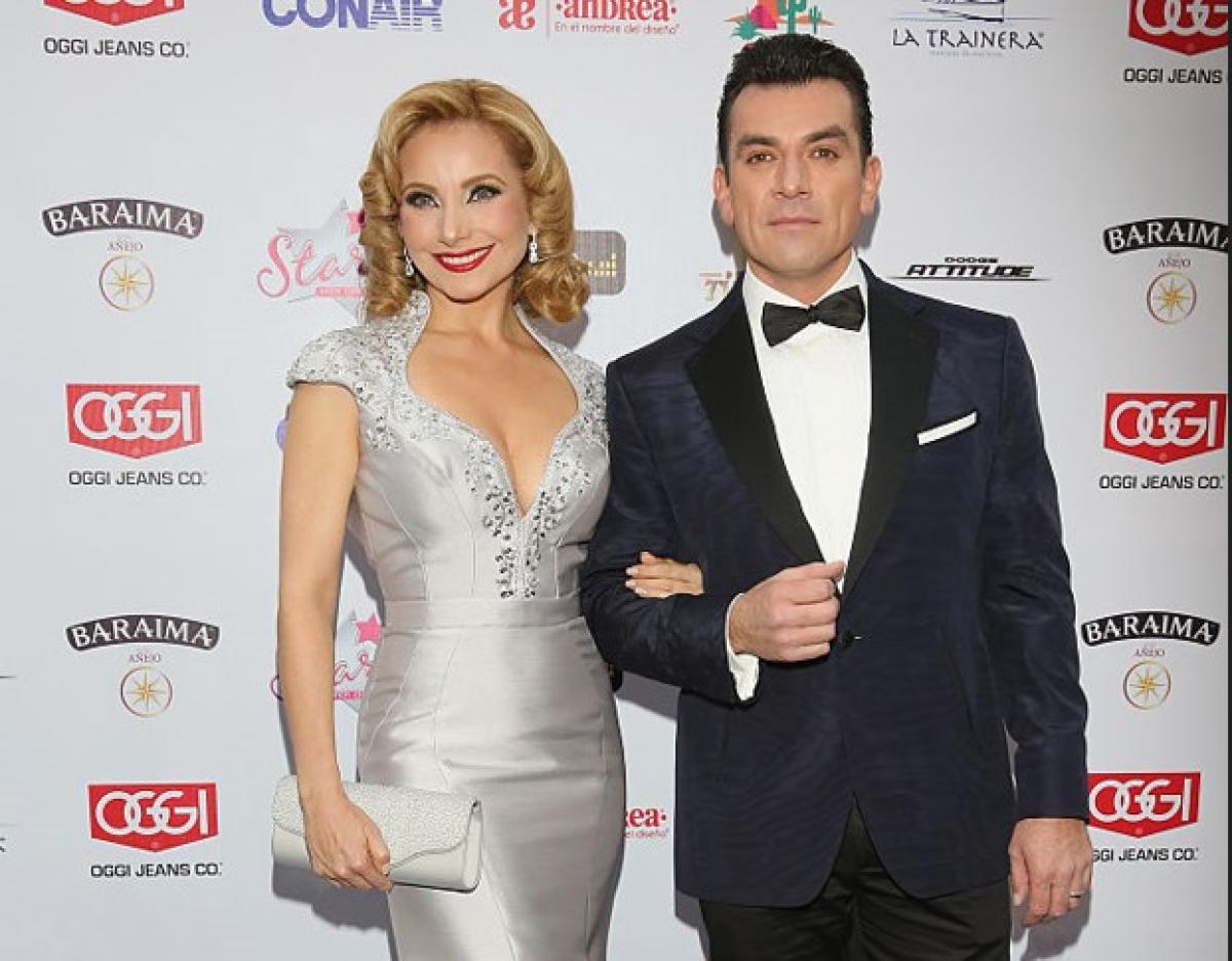 Elizabeth Álvarez poartă o rochie gri și stă la brațul lui Jorge Salinas