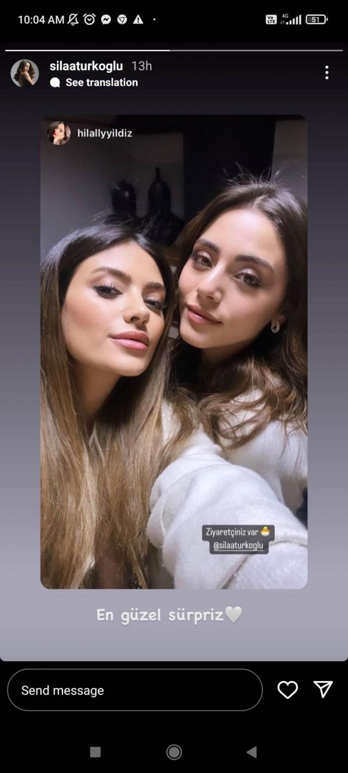 Sıla Türkoğlu și Hilal Yıldız stau una în fața celeilalte