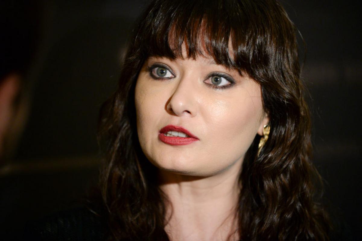 Nurgul Yesilcay poartă părul desprins cu breton și ruj roșu