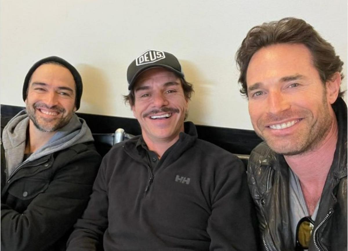 Sebastián Rulli stă lângă Alfonso și Tony și zâmbește