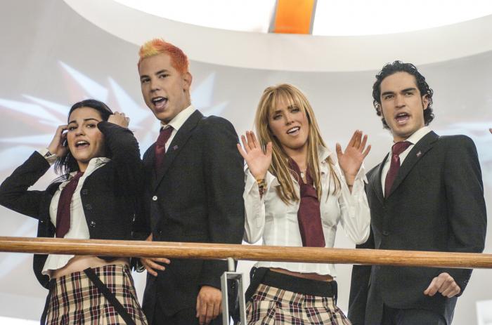 Maite Perroni, Christian Chavez, Anahi și Alfonso Herrera poartă uniformele specifice din telenovela Rebelde