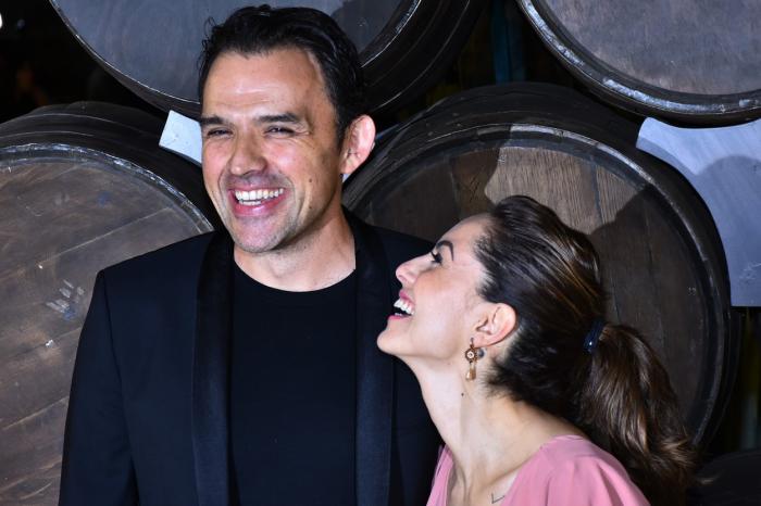 Barbara Mori stă lângă Fernando Rovzar și zâmbește