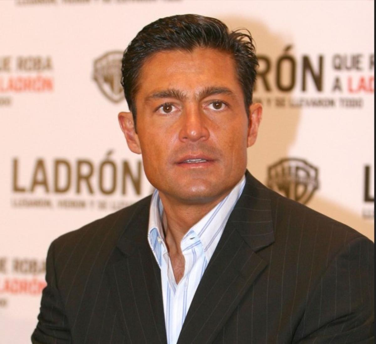 Fernando Colunga poartă o cămașă albă și un costum negru