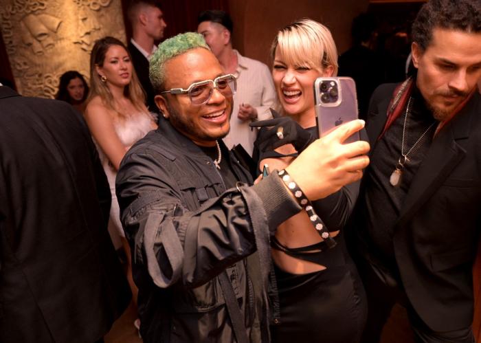 Leslie Shaw poartă o rochie neagră, decupată