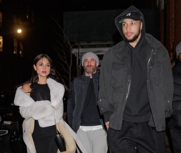 Eiza Gonzalez și Ben Simmons stau unul lângă celălalt
