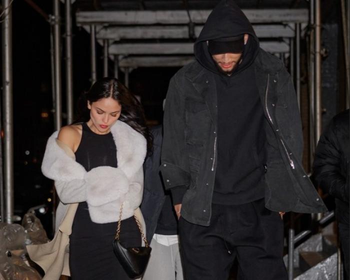 Eiza Gonzalez și Ben Simmons stau unul lângă celălalt cu capetele în jos