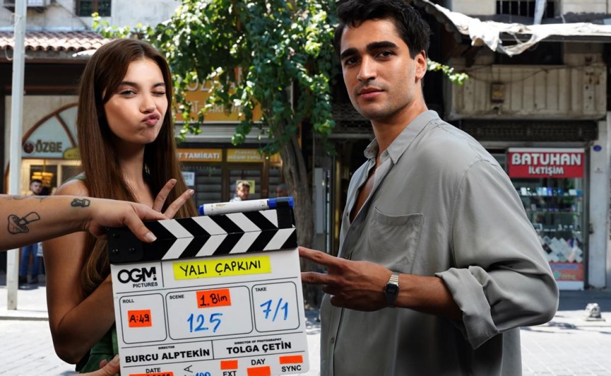 Mert Ramazan Demir și Afra Saraçoğlu pe platourile de filmare