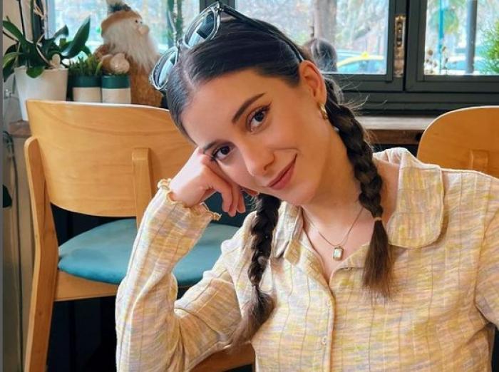 Beril Pozam poartă o bluză cu mânecă lungă