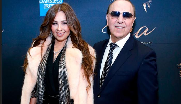 Thalía și Tommy Mottola stau unul lângă celălalt și zâmbesc