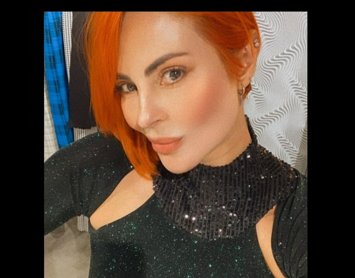 Estefanía Gómez are părul roșcat, tunsă scurt