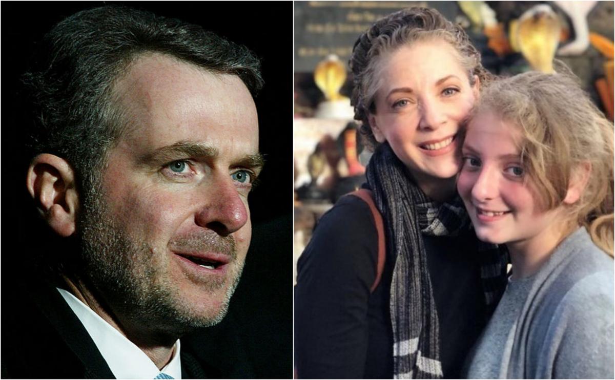 Santiago Creel paortă o cămașă albă și un sacou negru. Constanza zâmbește și stă lângă Edith Gonzalez