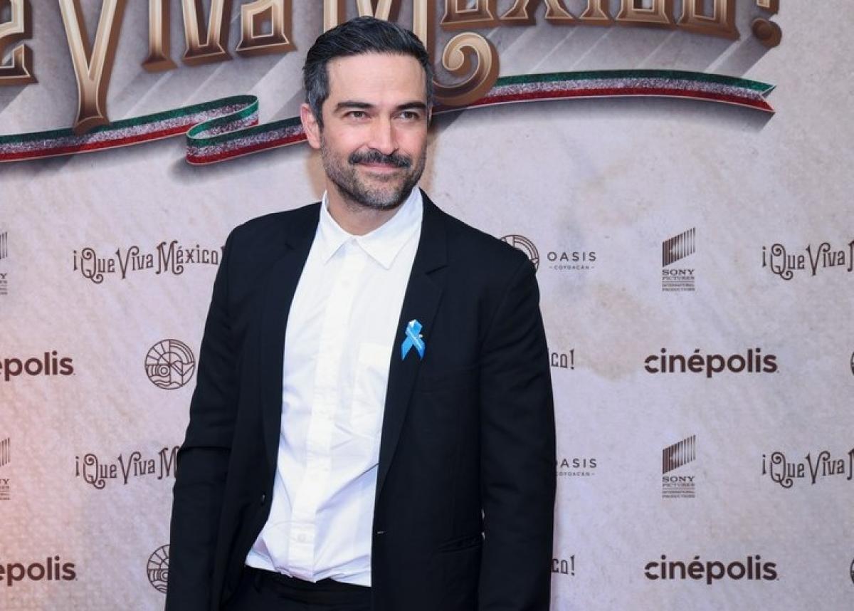 Alfonso Herrera poartă un costum negru și o cămașă albă