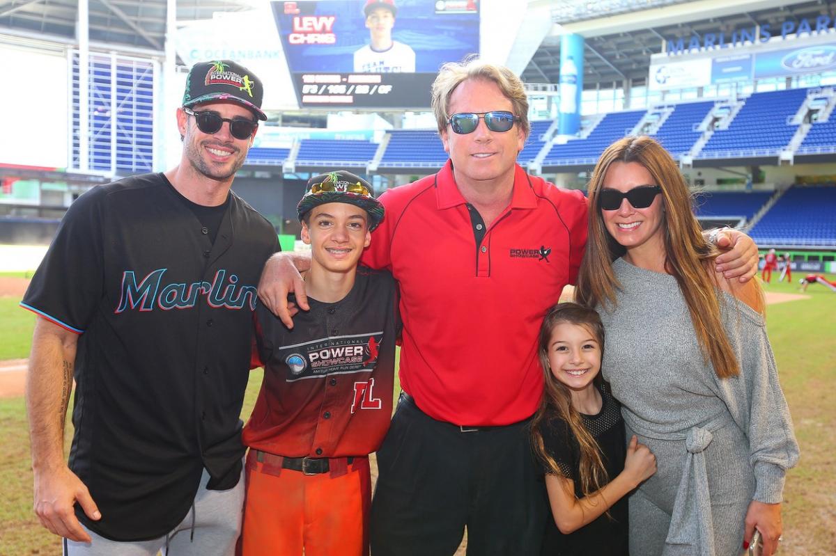 William Levy și familie pe terenul de baseball