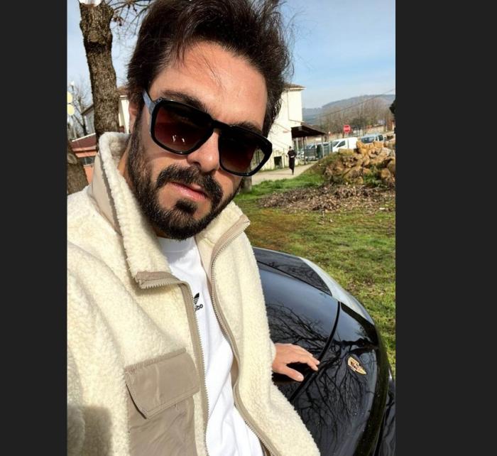 Halil Ibrahim Ceyhan poartă o geacă albă și ochelari de soare negri