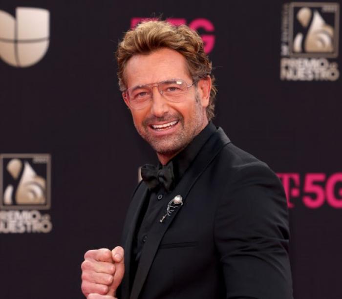 Gabriel Soto poartă o cămașă neagră și un sacou negru