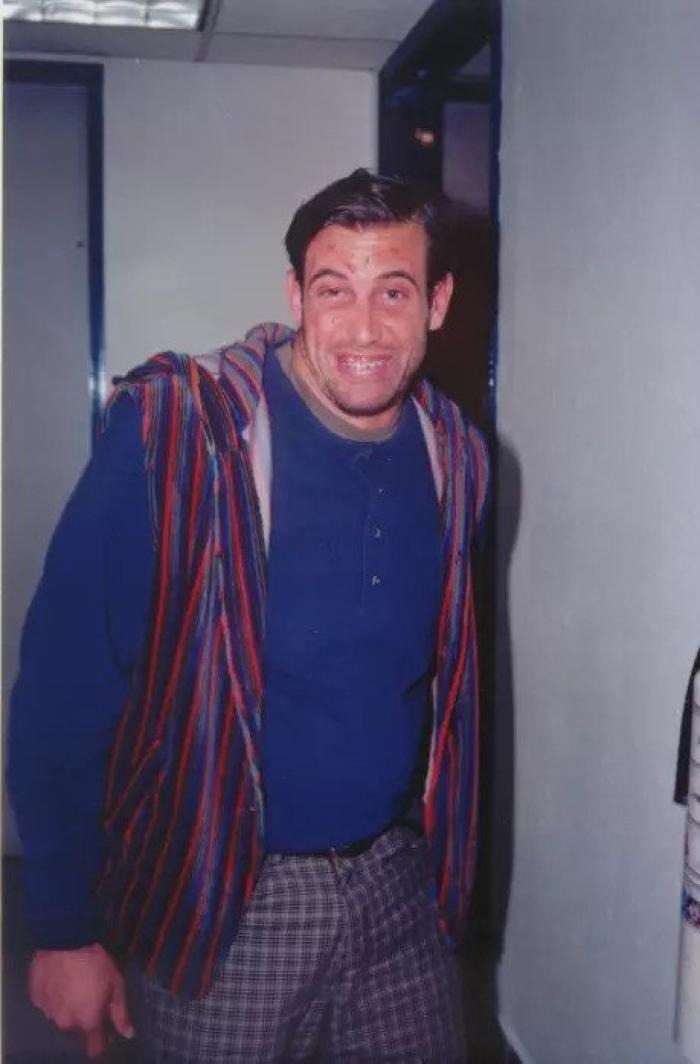 Gabriel Soto poartă un tricou albastru