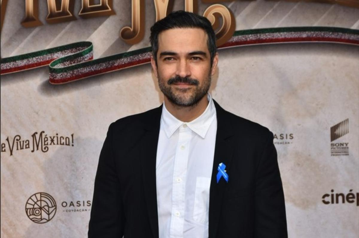 Alfonso Herrera poartă o cămașă albă și sacou negru