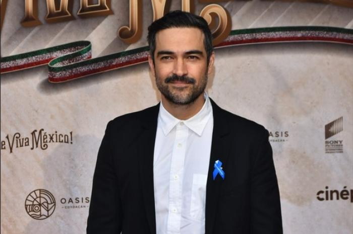 Alfonso Herrera poartă o cămașă albă și sacou negru