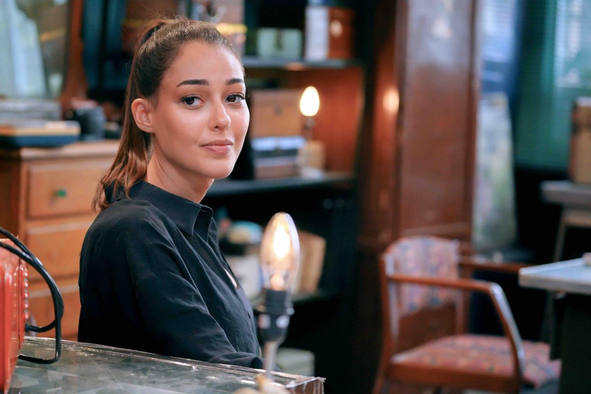 Dilan Çiçek Deniz poartă părul prins într-o coadă de cal