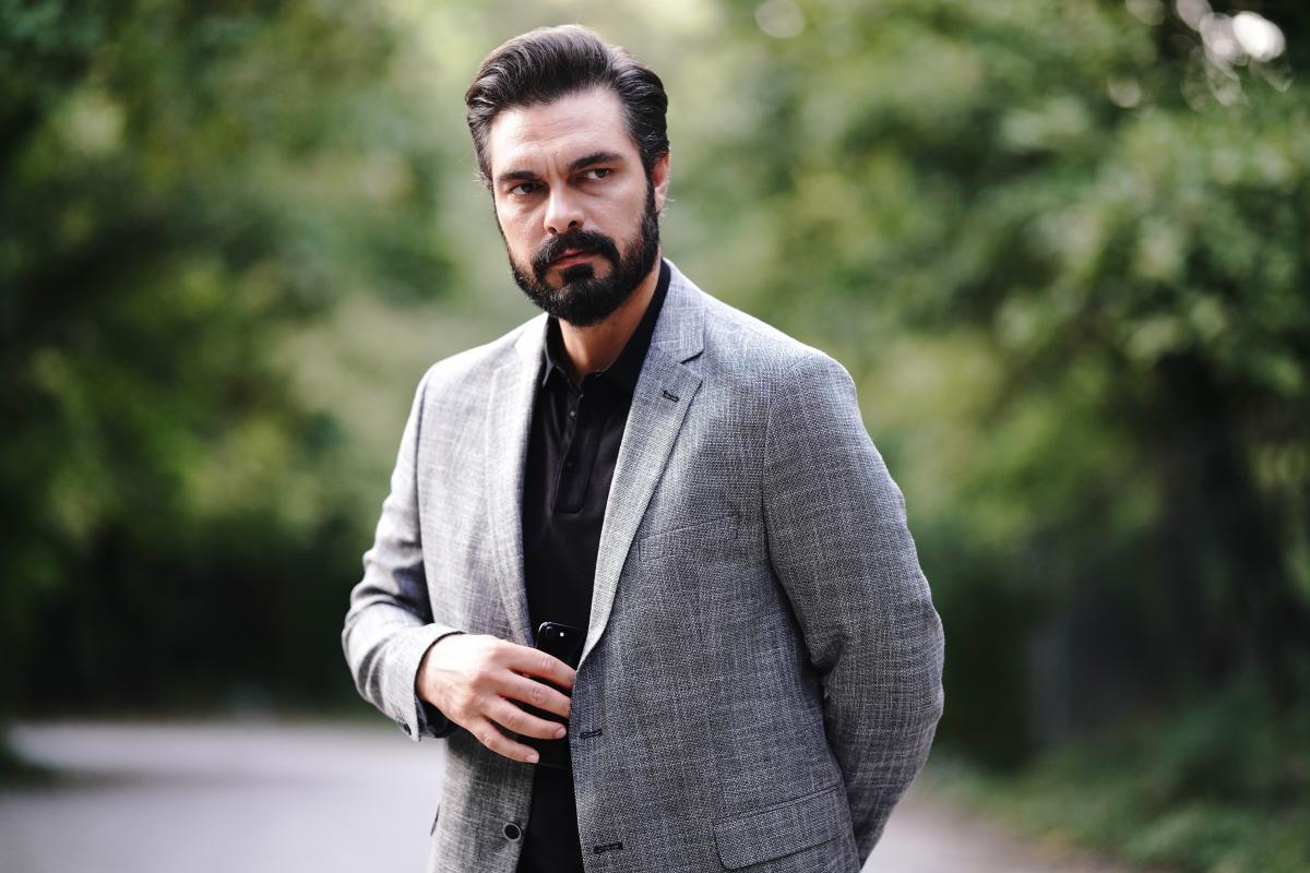 Halil Ibrahim Ceyhan poartă un tricou negru și sacou gri