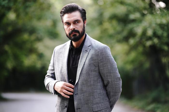 Halil Ibrahim Ceyhan poartă un tricou negru și sacou gri