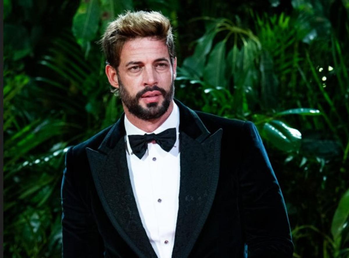 William Levy poartă o cămașă albă și un sacou negru