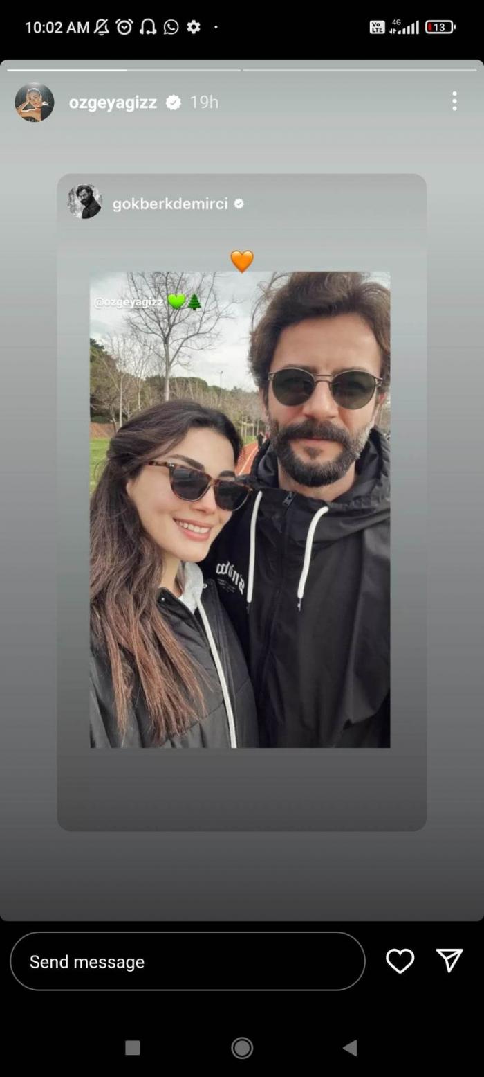 Ozge Yagiz poartă ochelari și părul desprins și Gokberk Demirci poartă ochelari de soare