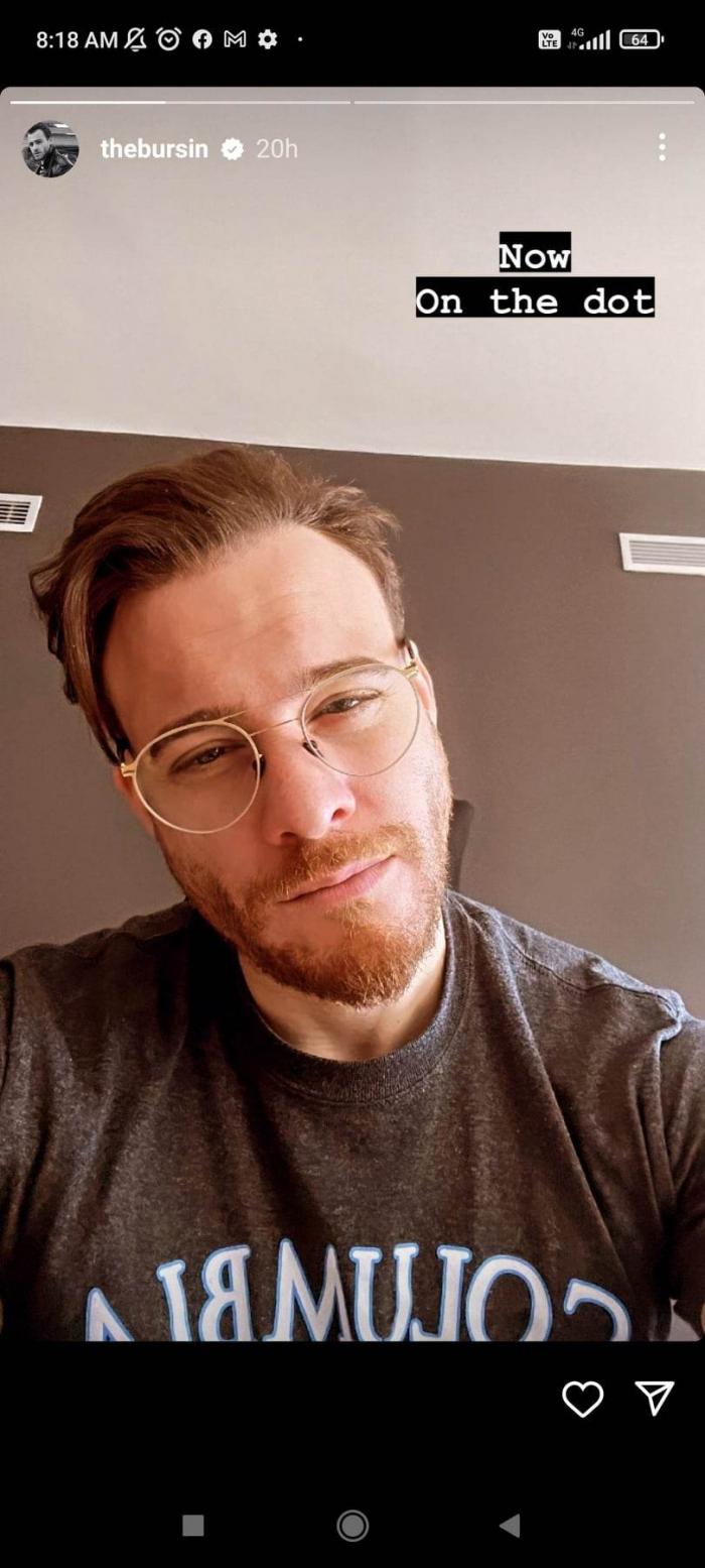 Kerem Bürsin poartă ochelari de vedere