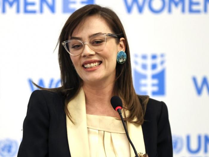 Demet Evgar poartă ochelari de vedere