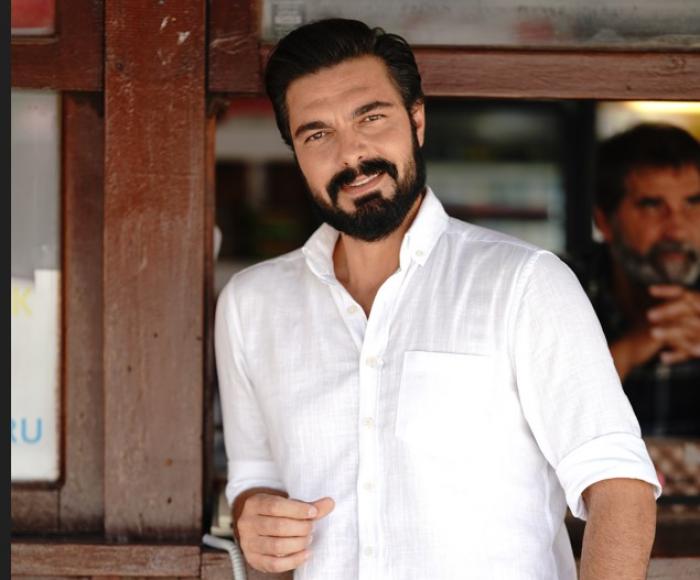 Halil Ibrahim Ceyhan poartă o cămașă albă și zâmbește