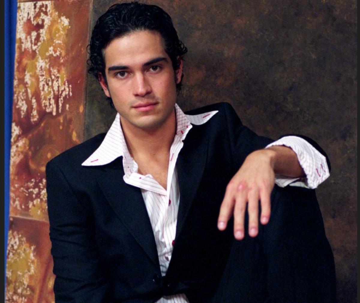 Alfonso Herrera poartă o cămașă albă și un sacou albastru închis