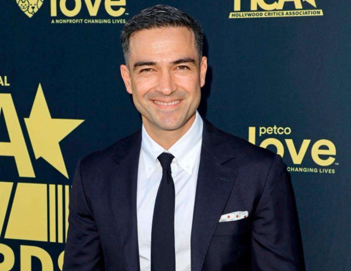 Alfonso Herrera poartă o cămașă albă și un sacou albastru închis