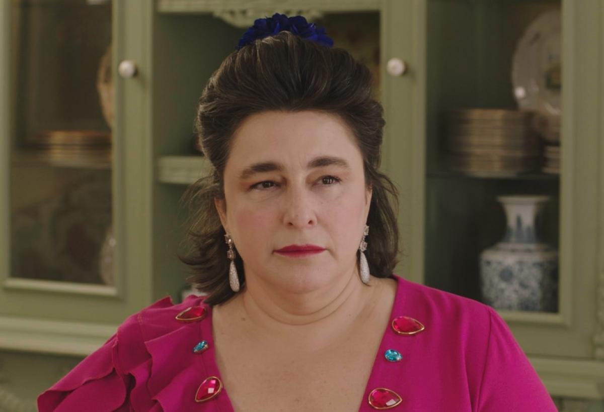 Esra Dermancıoğlu poartă o rochie roz și are părul prins