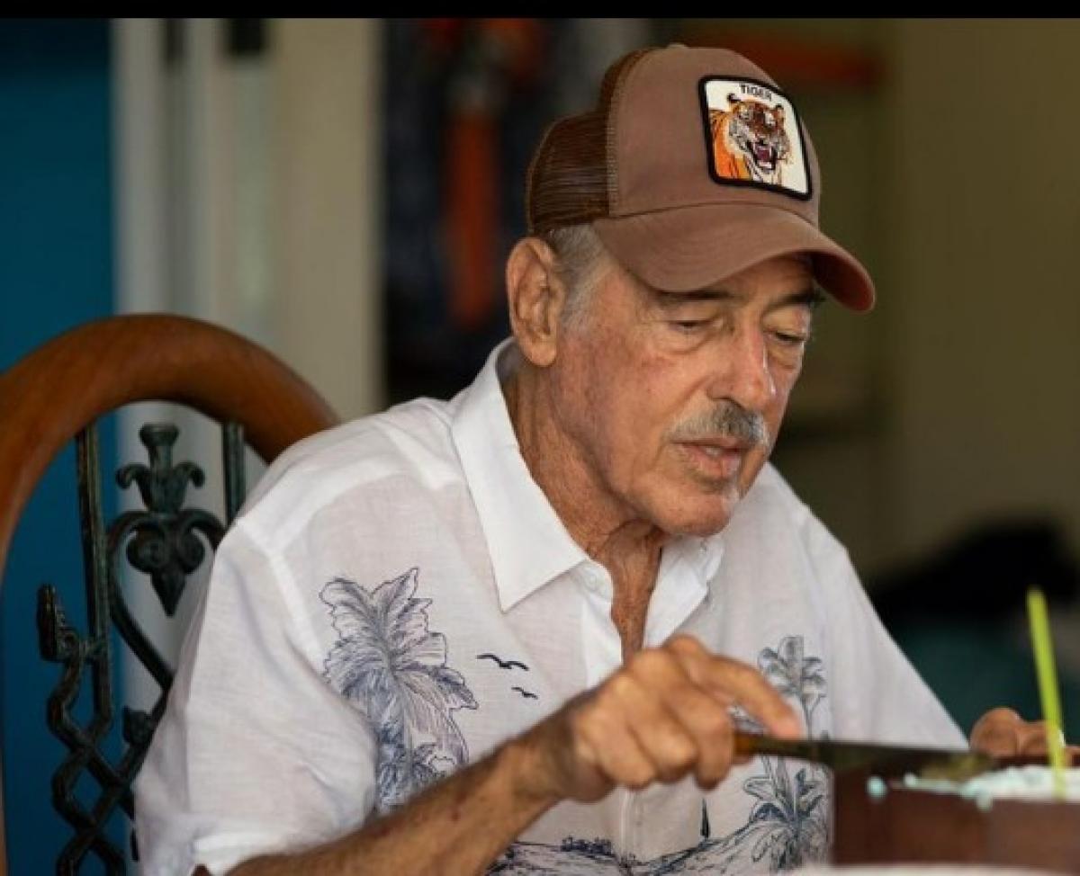 Andrés García poartă o cămașă și șapcă