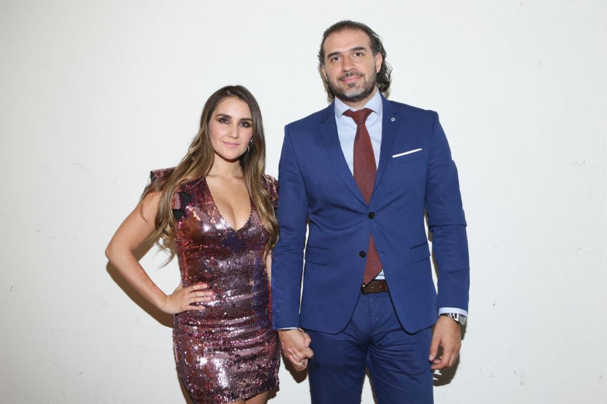 Dulce Maria poartă o rochie de gală, iar Paco Álvarez poartă un sacou albastru