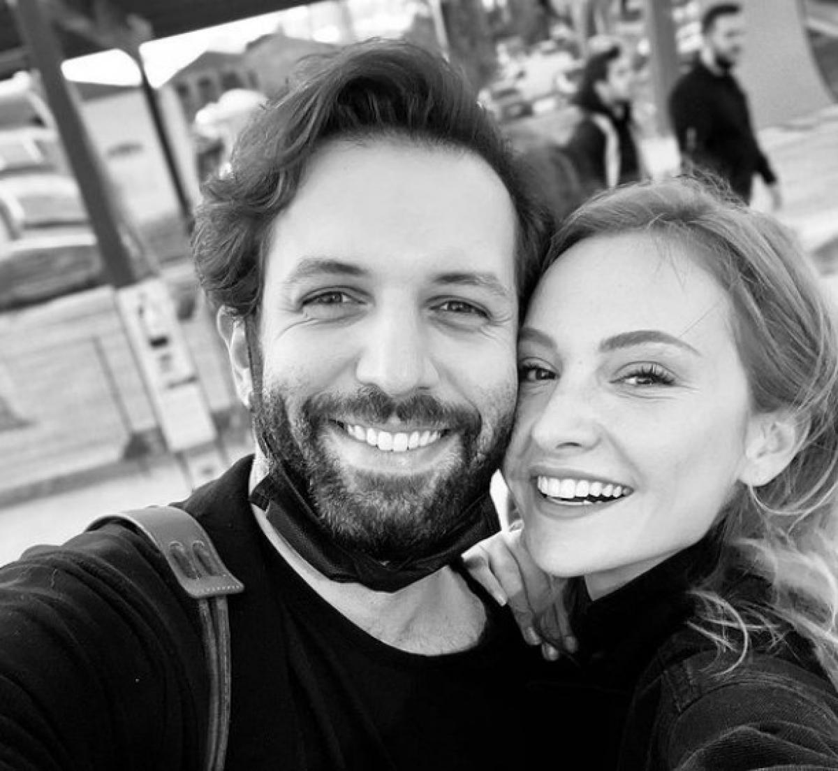 Başak Gümülcinelioğlu și Çağrı Çıtanak zâmbesc