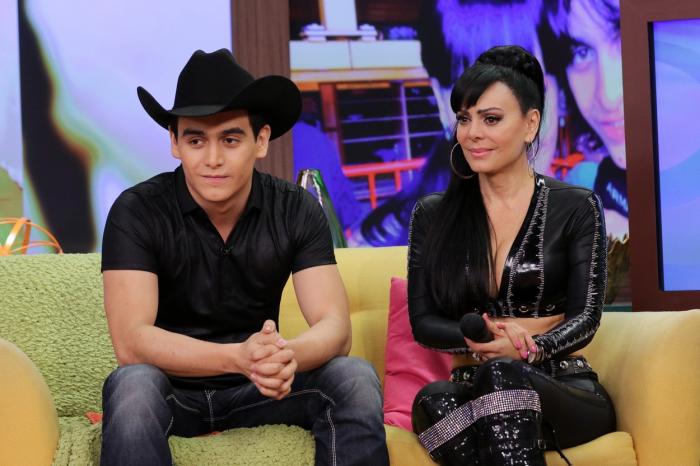 Julián Figueroa și Maribel Guardia stau unul lângă celălalt pe canapea