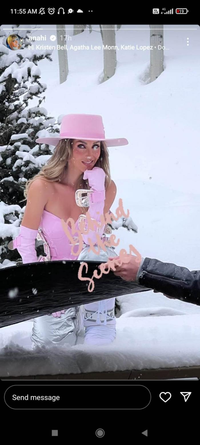 Anahi poartă pălărie roz