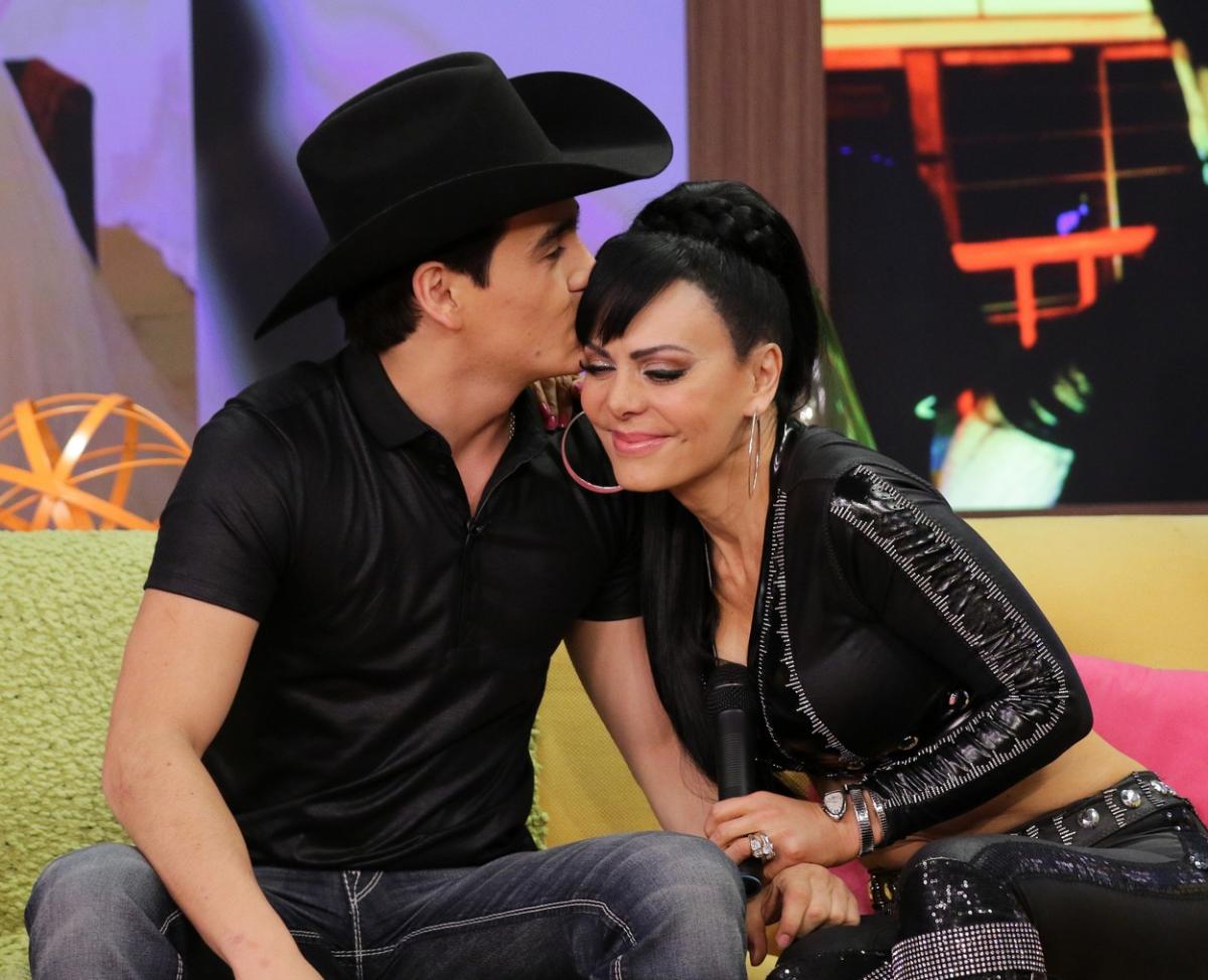 Julian Figueroa și Maribel Guardia stau unul lângă celălalt